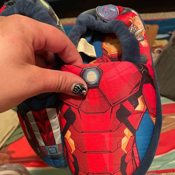 2 pairs of shoes but one pair is slippers and the other ones are water shoes - Picture 2 of 3